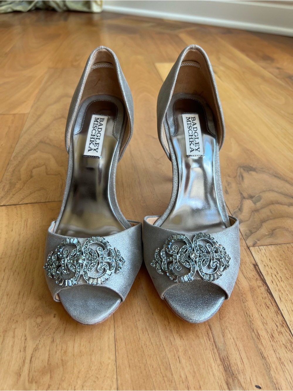 NIB Women’s Badgley Mishka Size 7.5 Silver Salsa d'Orsay Heels with Dust Bag